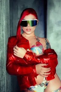 LeaThompsonCyber red Bild 8