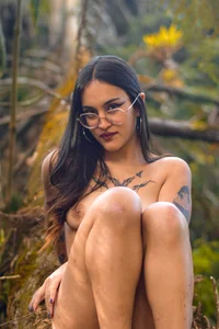 Scarlett-velvet Hippie mode activated: naked and lost in the forest.. Poză