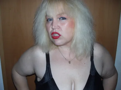Blasflittchen Milf Bitch posen Pic 3
