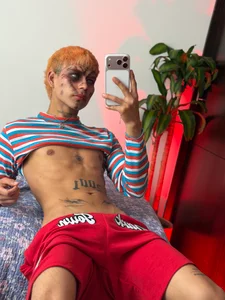 lukasstrong_のChuky horny 🔥の 2枚の写真