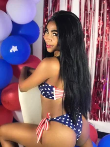 Leslie17_ Public Pic 5