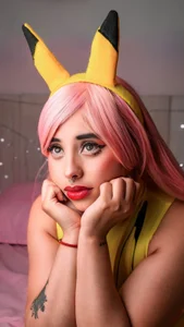 Jena_nicols: Im your pikachu!⚡🖤 ( 4 фото)