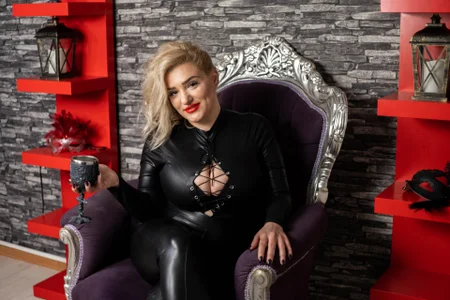 SharronAlexa sexy in leather Pic 4