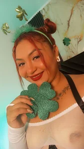 🍀👅 Feeling lucky? I’m going deeper for you today… 💦🔥 I’m LIVE now, come watch 😈 de Halleyrosse  7 photos