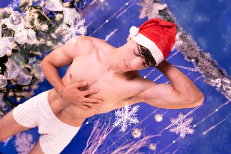 AlessioVitale 🔥🎄 Sweater weather, abs exposed. Pic 3