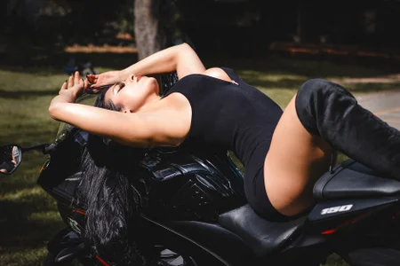 Alicee_Levine On motorbike session зображення