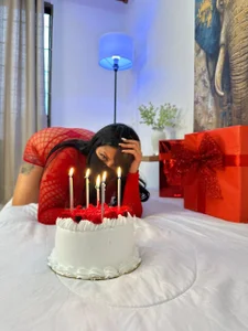 zully_arab 🎂 ¡My birthday! Turn up the heat... or the presents 😈🎁 Pic 3