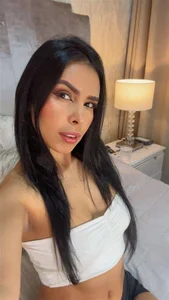 salma_lutz A vision in red lace — dark-haired, glamorous, and irresistibly sexy. Immagine 