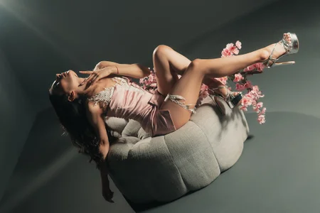 AmyArmstrong Chic & Sensual Pic 4