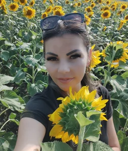 QueenCartyes Public  3টি ছবি