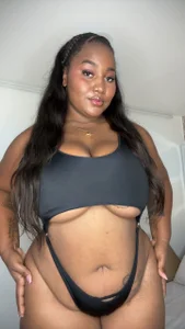 Charlotte-Wright 🔥 Pic