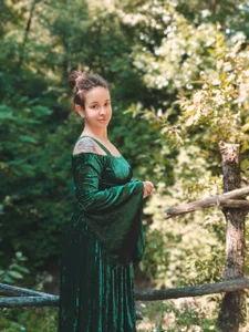 LisaFoxy_y Greenery around me, and I'm dissolving into it Billede 2
