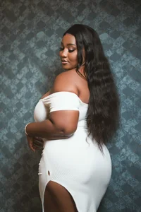 Charlotte-Wright Curvy Latina Hot Foto 5