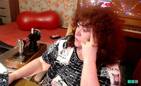 RoseRed69 And when I am bored, I sew on a sewing machine รูป 