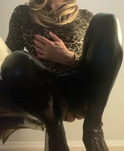 cd_saskia_model Leather pants Pic 9