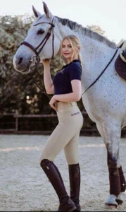 Carla_Vogue Public Pic 3