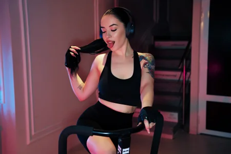 MadilynFox Sweat now, sin later😈 Foto