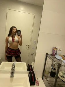 Colegiala de velvetina  2 photos