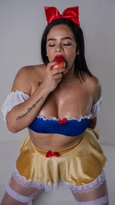 emma_madi The apple of desire 🍎 Immagine  3