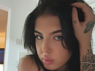 AriaSage Female Leather Free Webcam Striptease