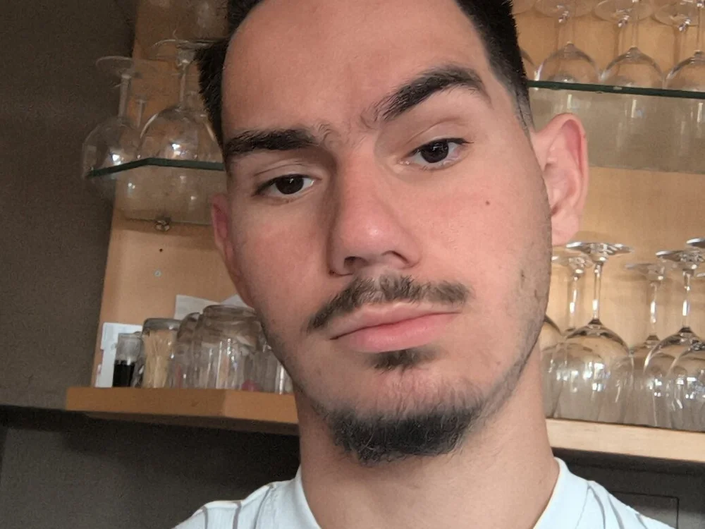 nikos23u18's Offline Chat Room