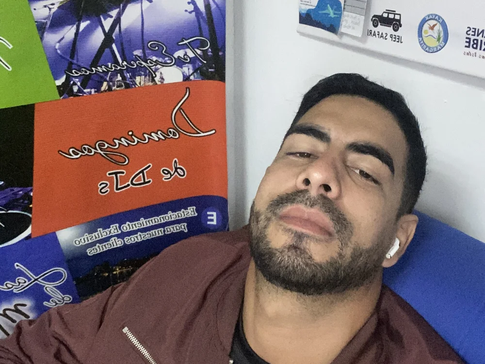 elutaio Adlı Modelin Çevrimdışı Sohbet Odası