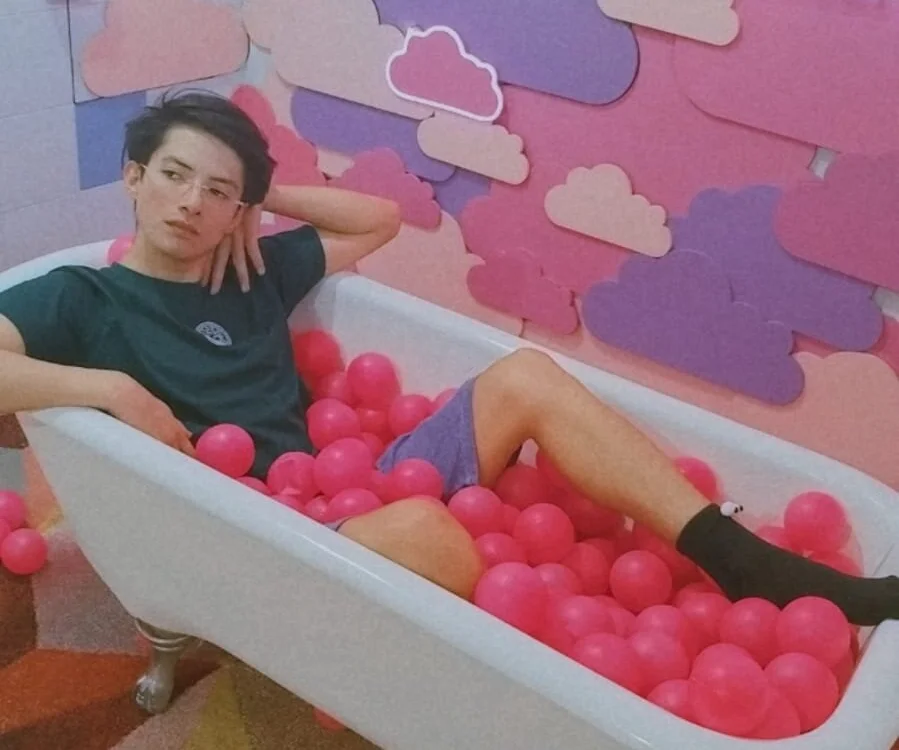 Yellowpokemon23 Adlı Modelin Çevrimdışı XXX Sohbeti