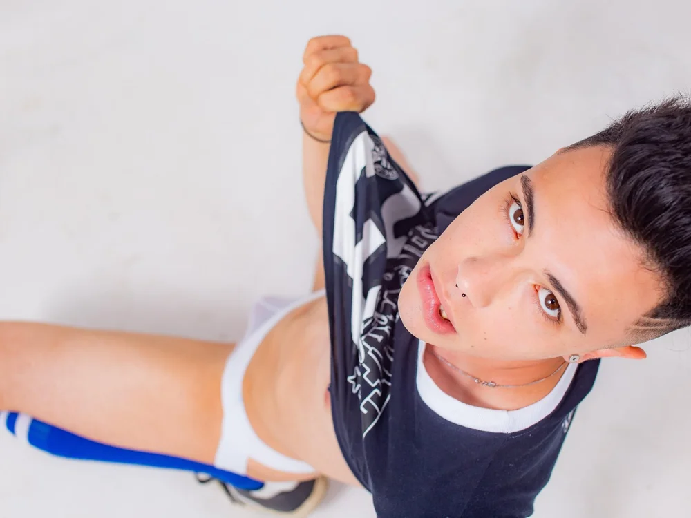 Angel_Damiian Offline XXX-Chat