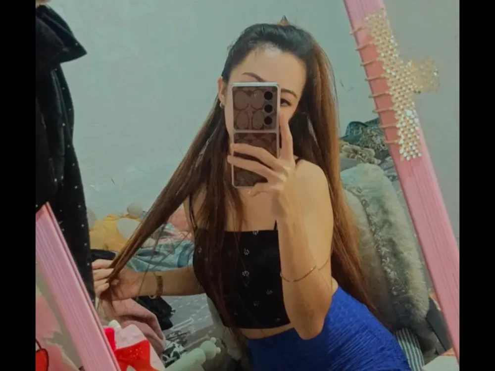 sexy_tintin Obrolan XXX Offline