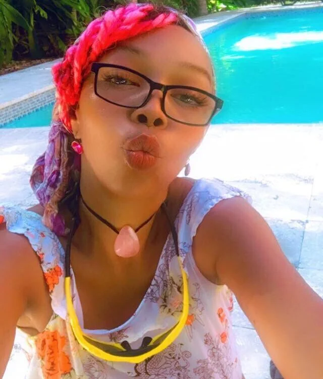 Ladyzee25: офлайн-секс-чат