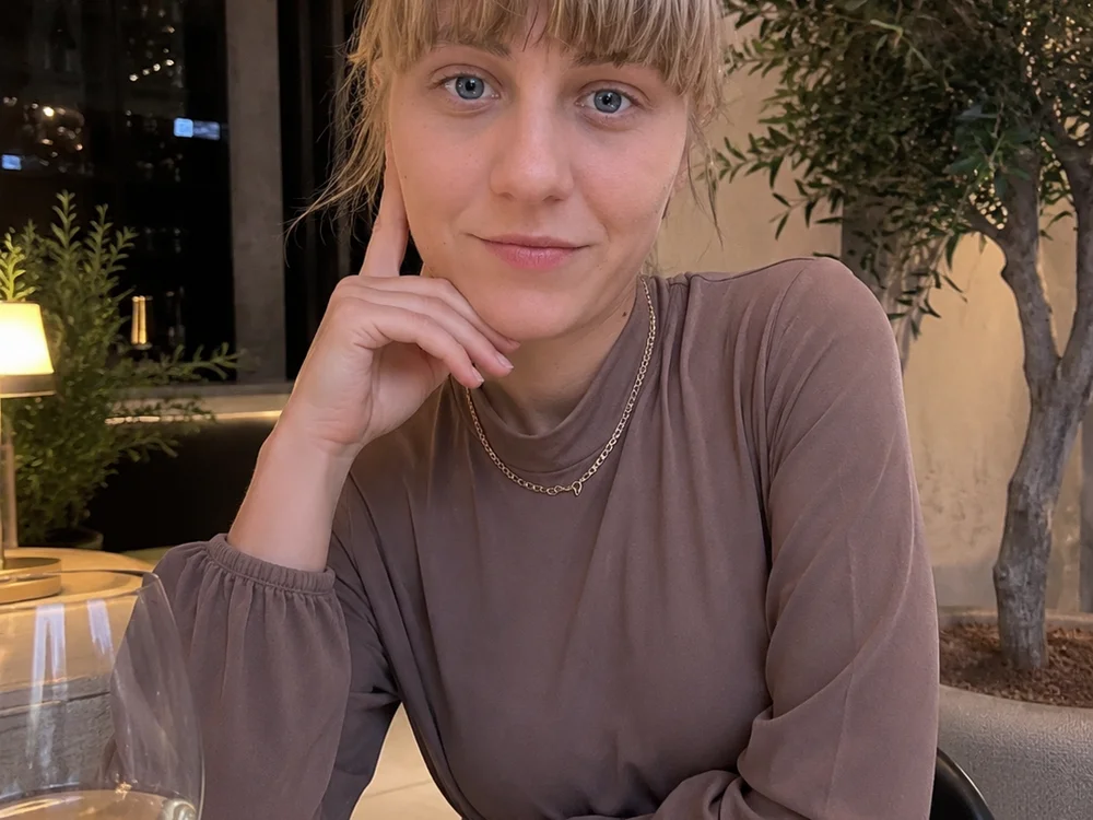 Emily5143 Adlı Modelin Çevrimdışı Sohbet Odası