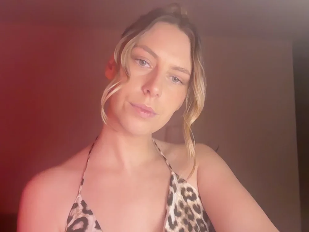 slutdancer111's Offline Chat Room