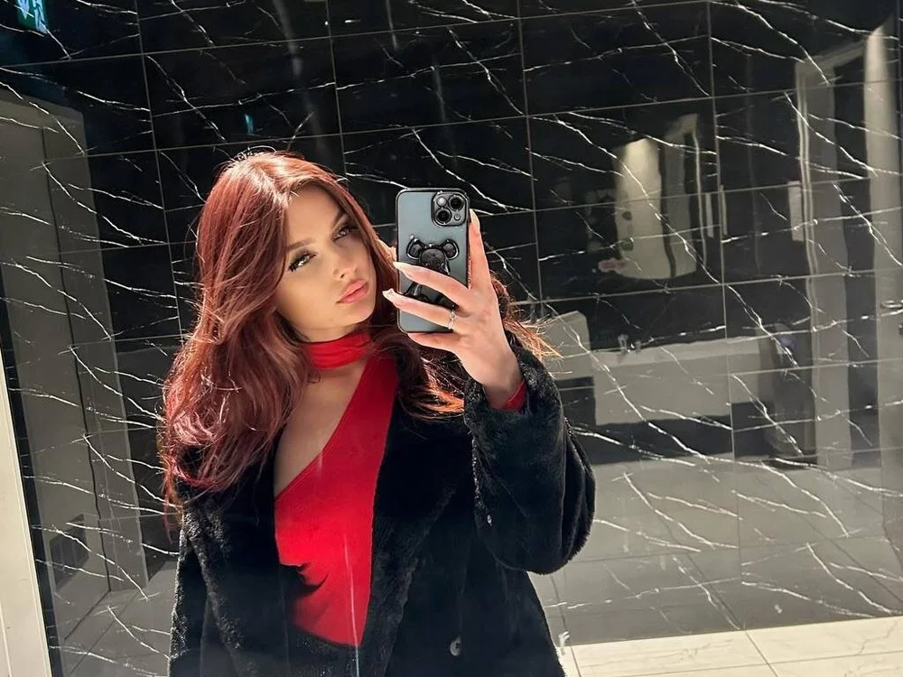 Karamelka_111's Offline XXX Chat