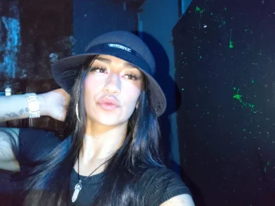 Mia_strong_m