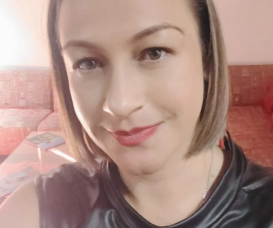 CharlotMilf_'s Offline Chat Room