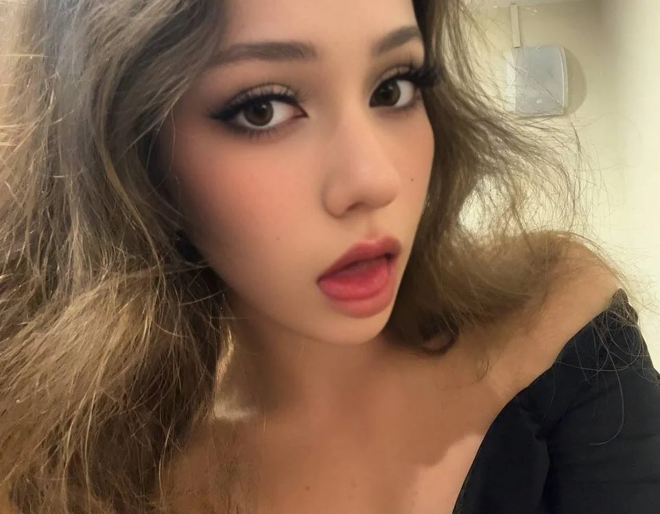 ZeniaBolich's Offline XXX Chat