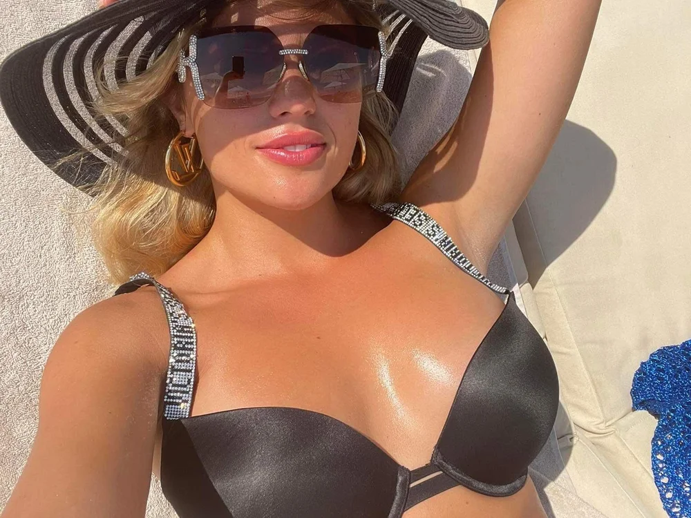 Madelydee Adlı Modelin Çevrimdışı Sohbet Odası