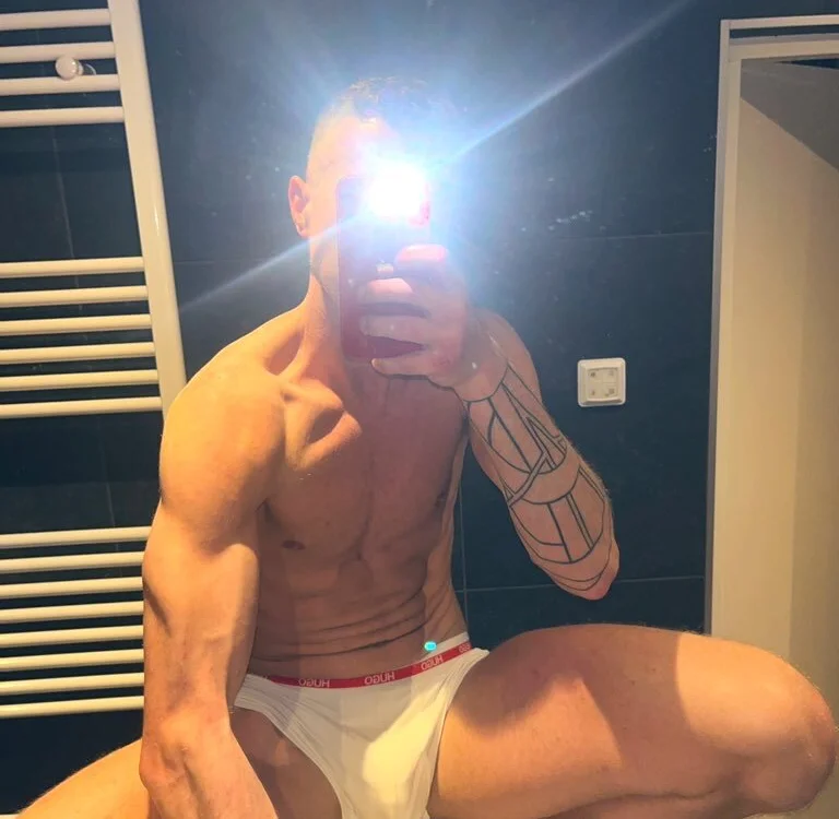 dutchhotguy's Offline XXX Chat