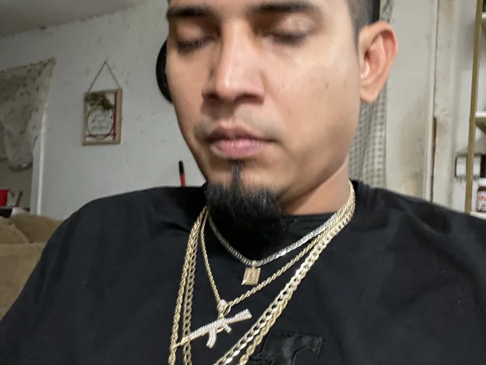 Latinlover346's Offline Chat Room