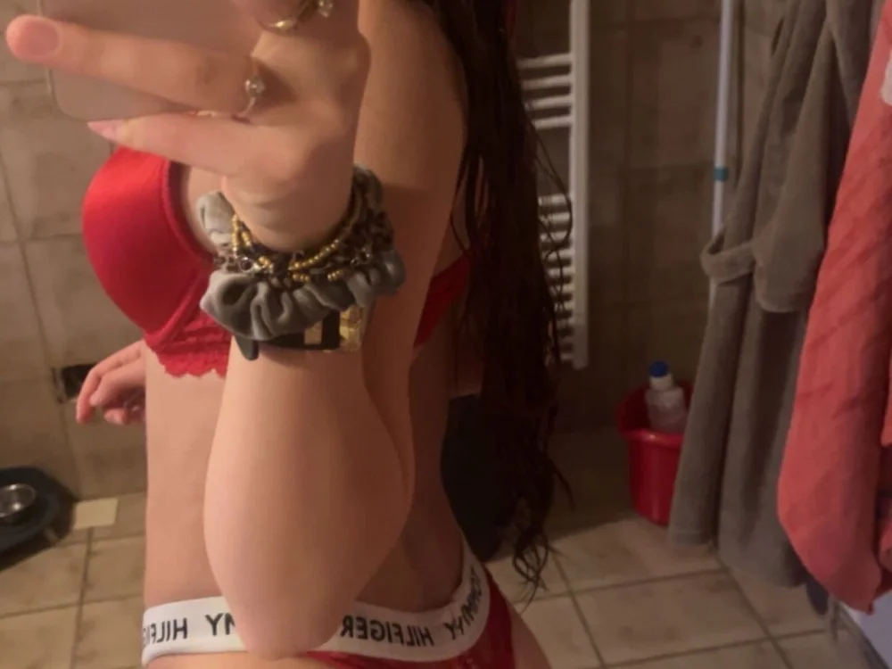 HotAnnabelle's Offline Chat Room