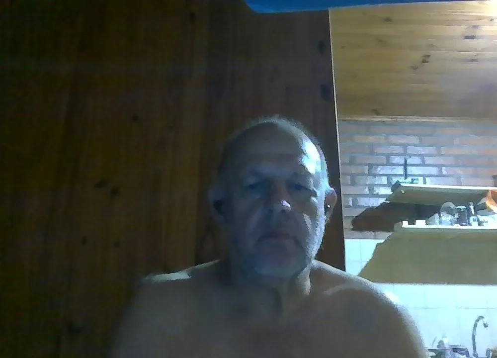 Aldo085: офлайн-секс-чат