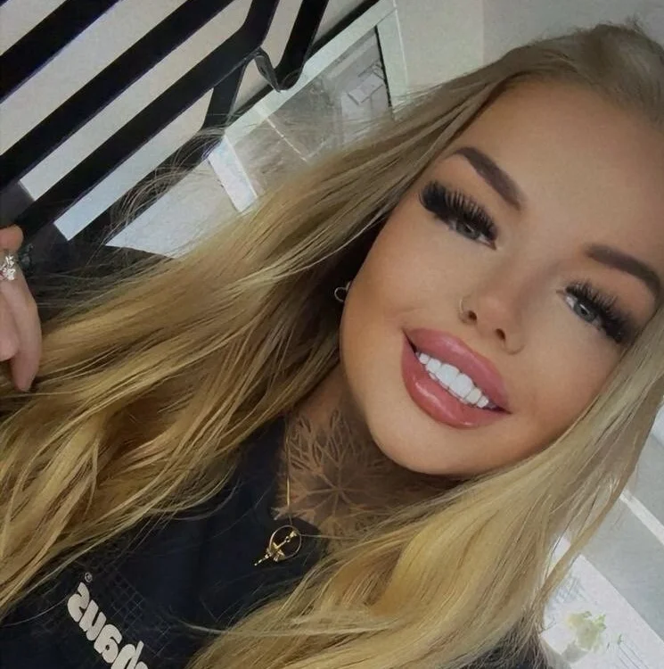 Offline chatovací místnost BlondeBombshell26
