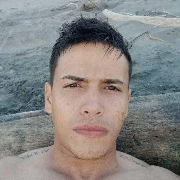 ZneydeR25 Offline XXX Chat