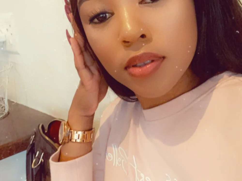 CaramelGoddess1 Adlı Modelin Çevrimdışı XXX Sohbeti