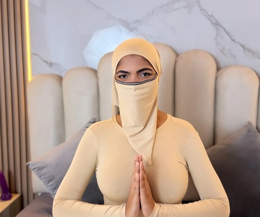 Raissa_hafizn Offline XXX chat