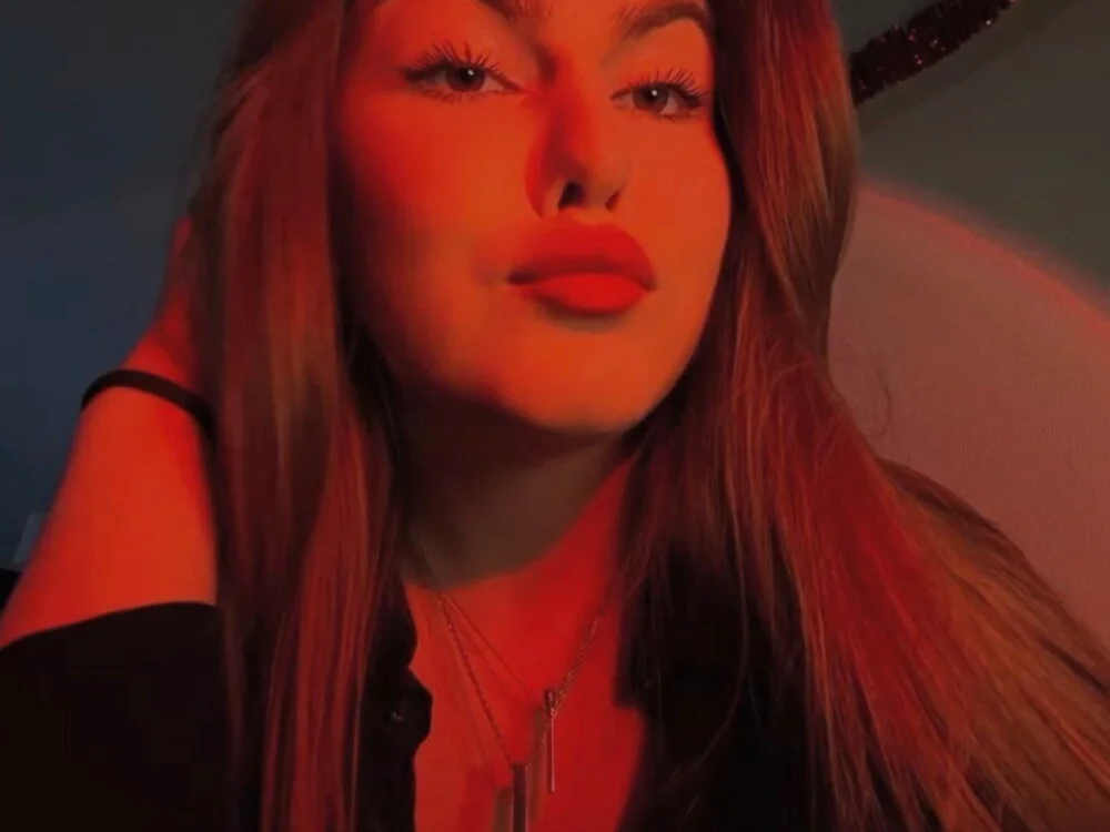 ManunyaHoly Adlı Modelin Çevrimdışı XXX Sohbeti