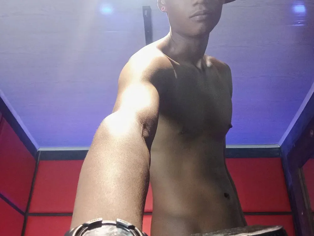 aunstin_farid1 Adlı Modelin Çevrimdışı XXX Sohbeti