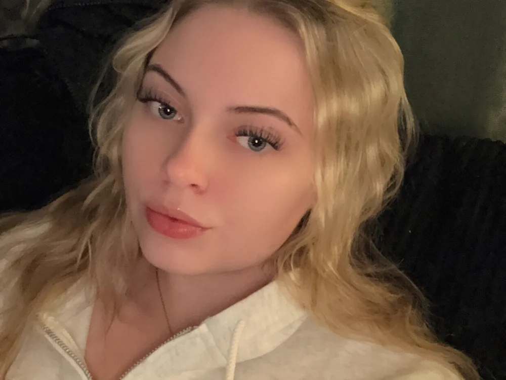 ellejes's most recent online preview