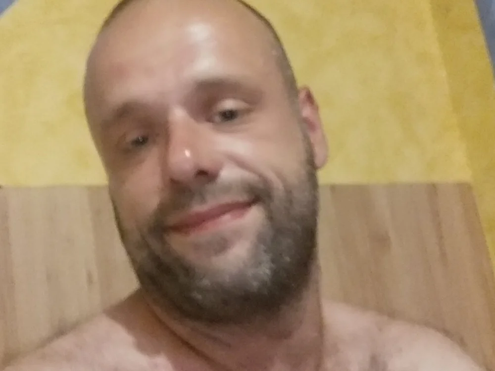 decksize123@xh's Offline Chat Room