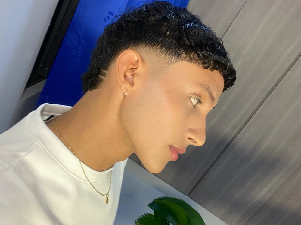 Jamess_blanco's Offline Chat Room